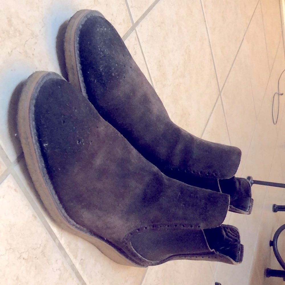 Burberry men’s suede shoe. size 11.